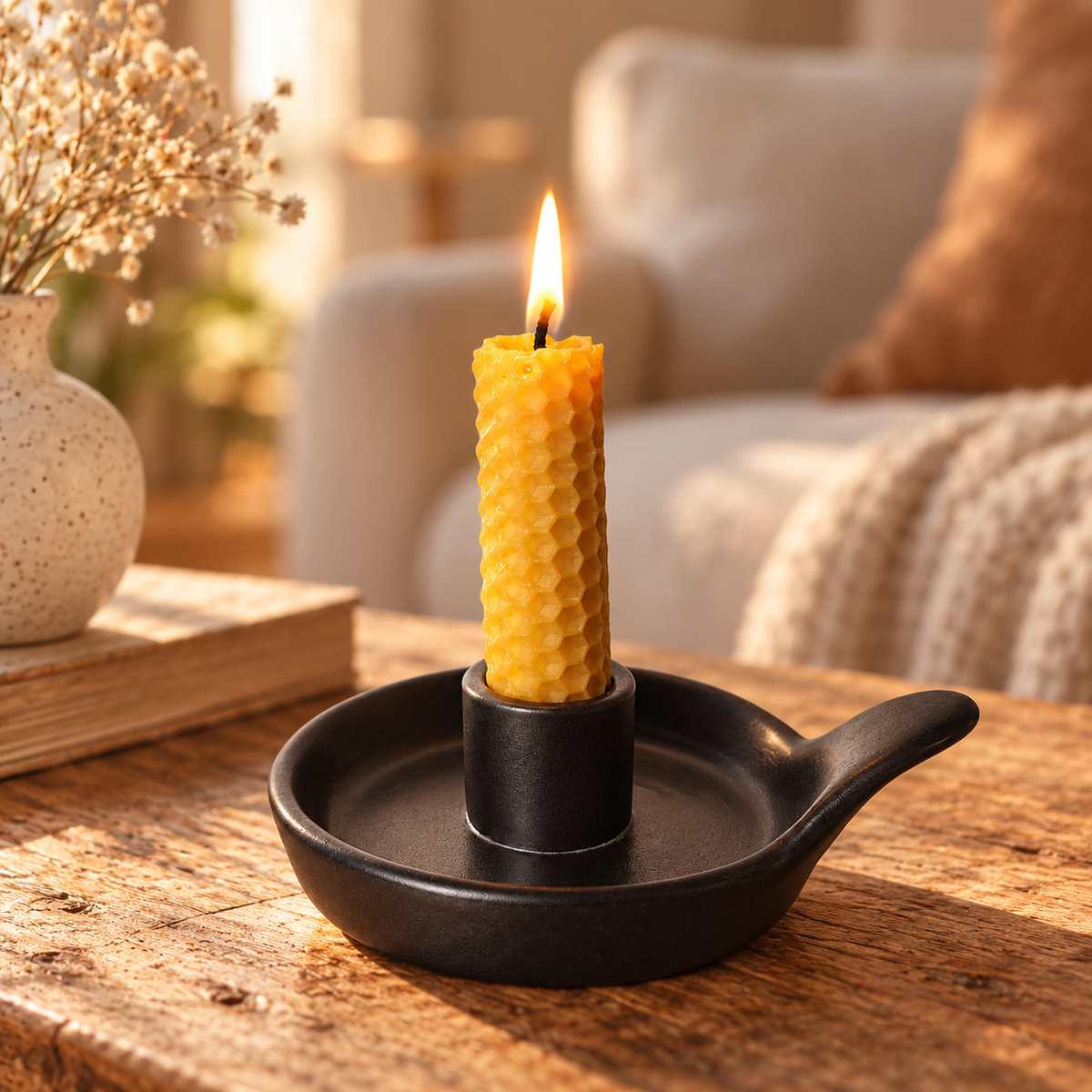 Vela de cera de abeja encendida para ritual de intención