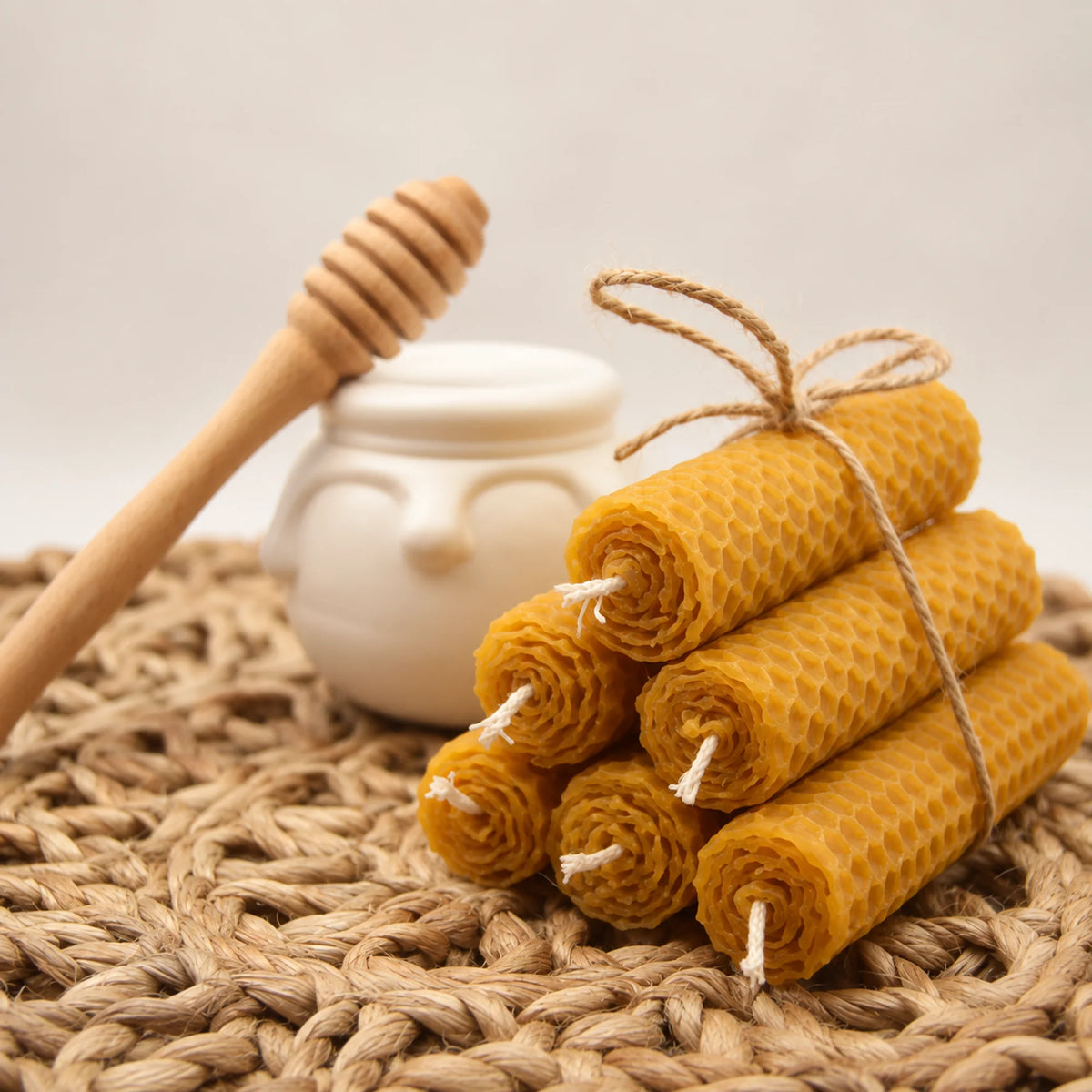 Detalle de vela de cera de abeja ritualizada