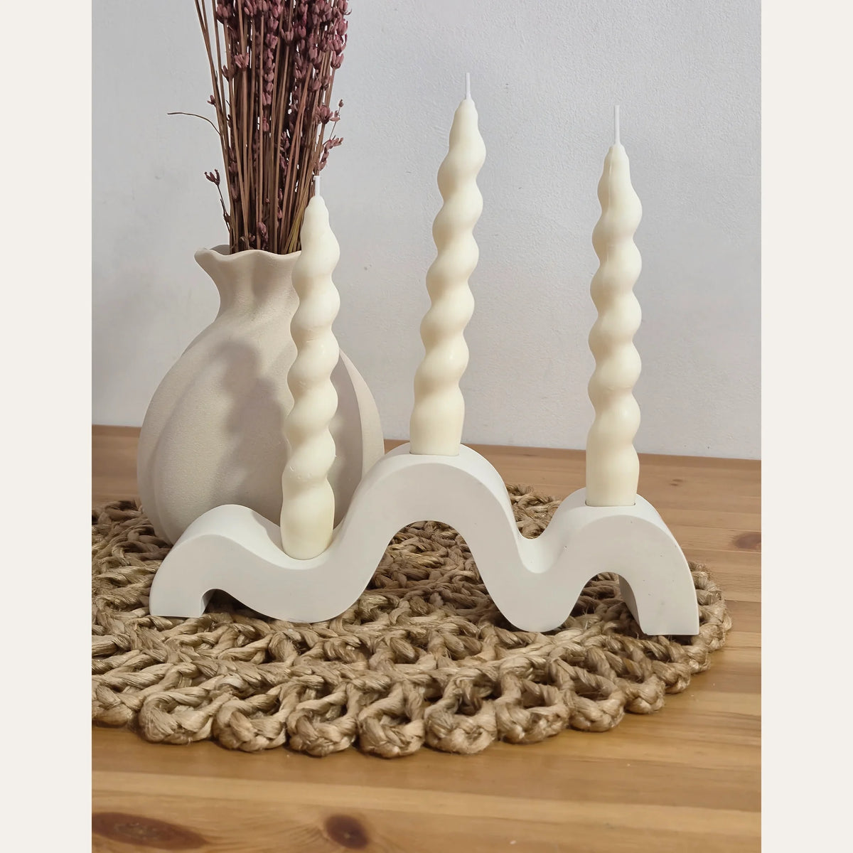 Velas onduladas pequeñas en candelabro decorando una mesa