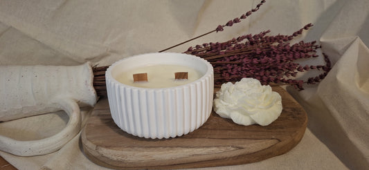 Vela aromática de Higo artesanal en recipiente estriado de resina de Luz y Arcilla