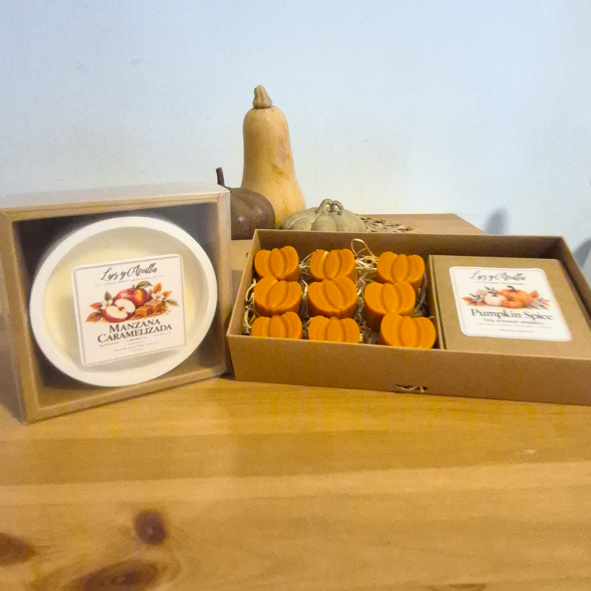 Pack Otoño con vela Manzana Caramelizada y Wax Melts Pumpkin Spice 9 mini calabazas con 4 velas de té