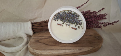 vela aromática de lavanda artesanal ideal para relajarse y dormir mejor en casa