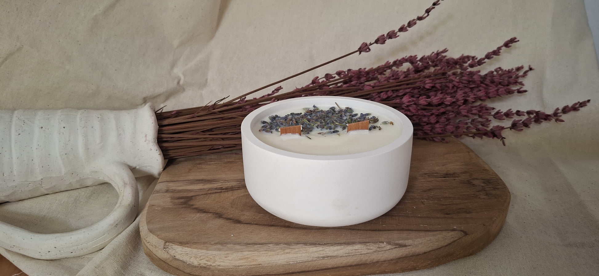 vela aromática de lavanda artesanal ideal para relajarse y dormir mejor en casa