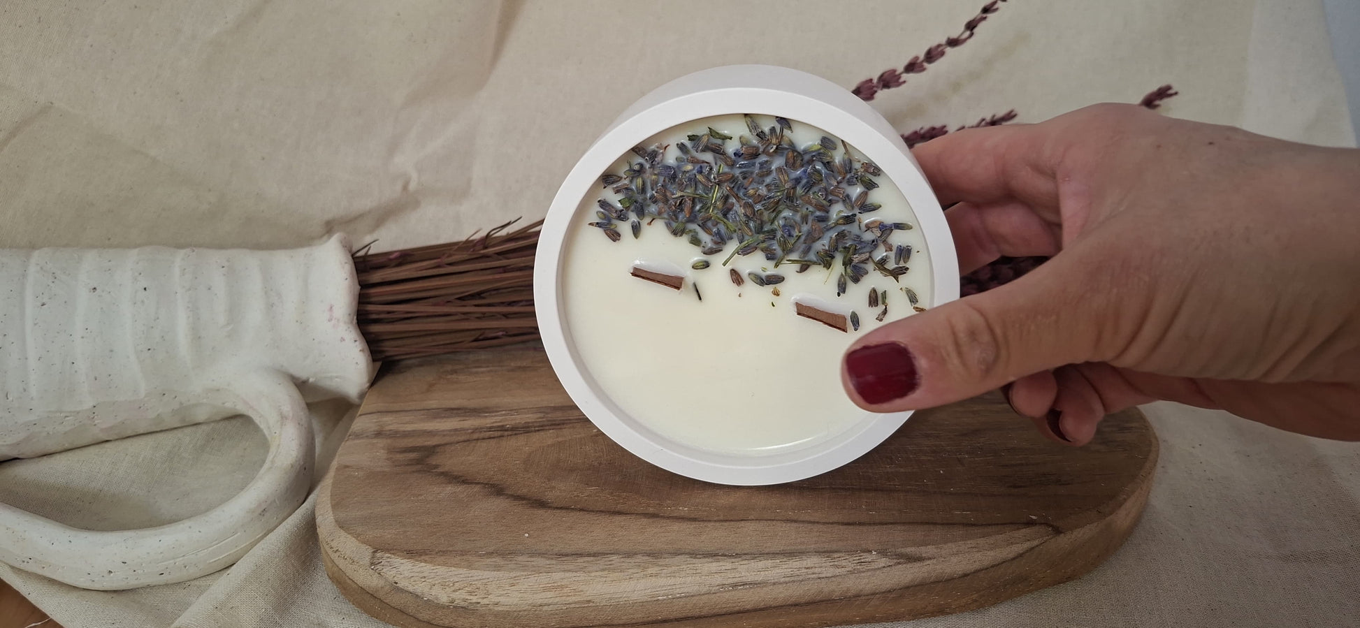 vela aromática de lavanda artesanal ideal para relajarse y dormir mejor en casa