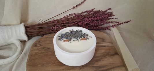 vela aromática de lavanda artesanal ideal para relajarse y dormir mejor en casa