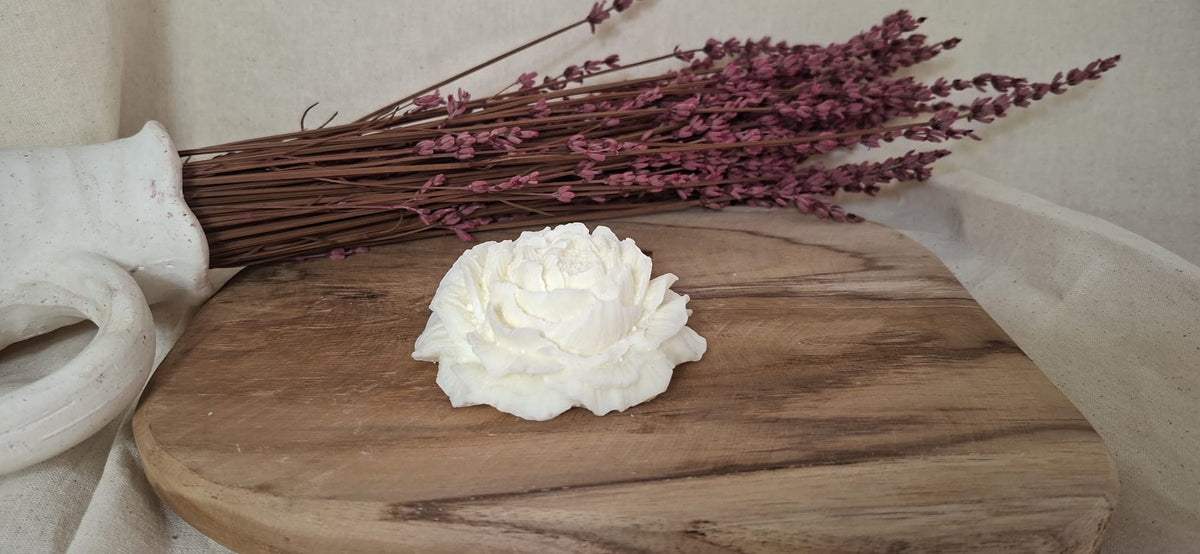 Vela decorativa Flor Peonía artesanal de Luz y Arcilla