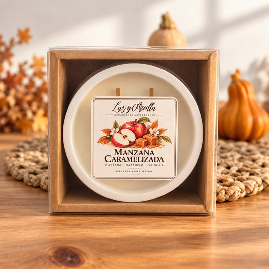 Vela Manzana Caramelizada presentada en caja Kraft abierta
